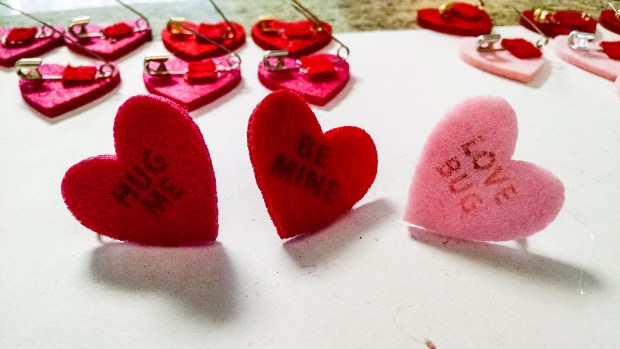 Valentines day felt pins-130012277.JPG